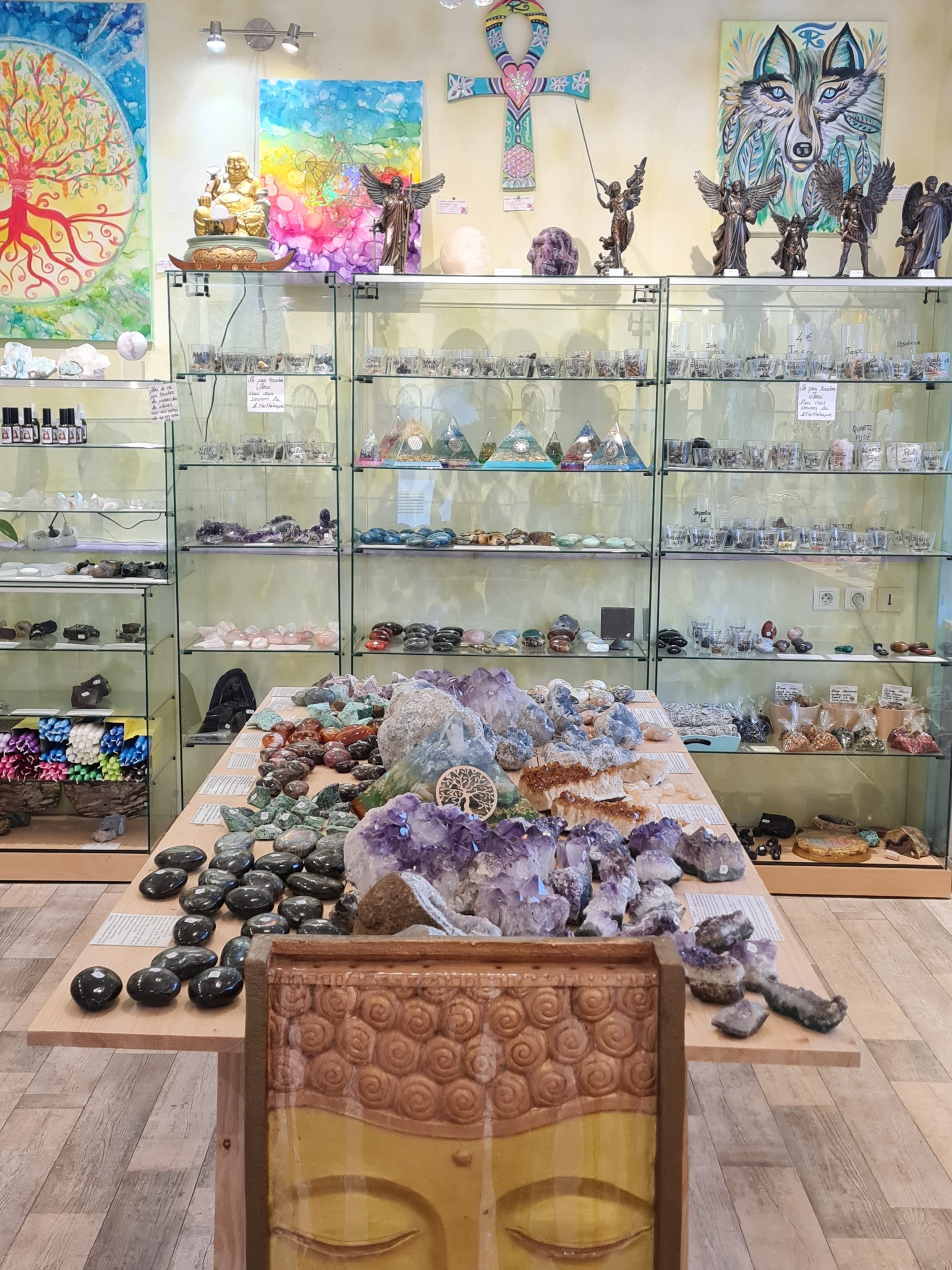 Vue intérieure boutique ésotérique